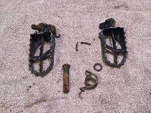 Load image into Gallery viewer, 2002 Yamaha WR250F Foot pegs