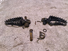 Load image into Gallery viewer, 2002 Yamaha WR250F Foot pegs