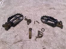Load image into Gallery viewer, 2002 Yamaha WR250F Foot pegs