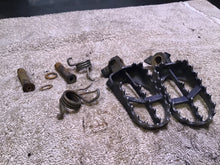 Load image into Gallery viewer, 2001 Yamaha YZ250F foot pegs