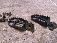 Load image into Gallery viewer, 2001 Yamaha YZ250F foot pegs