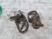 Load image into Gallery viewer, 2000 KTM 250 EXC foot pegs
