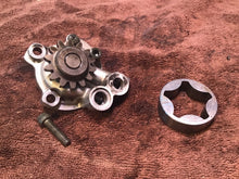 Load image into Gallery viewer, 1998 Yamaha YZ400F Oil pump