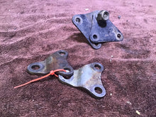 Load image into Gallery viewer, 1998 Yamaha YZ400F Motor mounts