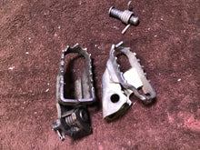 Load image into Gallery viewer, 2007 Yamaha TTR125 mismatching footpegs foot pegs