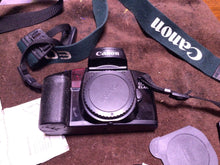 Load image into Gallery viewer, Canon EOS Elan 35mm SLR Film Camera Body w/ Quartz Date Back