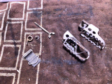 Load image into Gallery viewer, 1989 - 1991 Yamaha Yz 125 Foot pegs gas tank straps