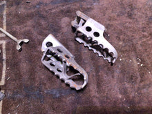 Load image into Gallery viewer, 1989 - 1991 Yamaha Yz 125 Foot pegs gas tank straps