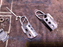 Load image into Gallery viewer, 1989 - 1991 Yamaha Yz 125 Foot pegs gas tank straps