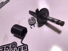 Load image into Gallery viewer, 1972 Kawasaki KE175 Enduro F7 175 KM195B. Engine kicker kick start gear