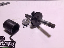 Load image into Gallery viewer, 1972 Kawasaki KE175 Enduro F7 175 KM195B. Engine kicker kick start gear