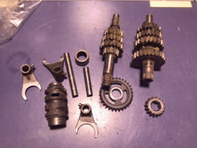 Load image into Gallery viewer, 1990 SUZUKI RM125 ENGINE TRANSMISSION TRANNY ASSEMBLY GEARS 24121-01X00 2
