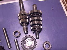 Load image into Gallery viewer, 1990 SUZUKI RM125 ENGINE TRANSMISSION TRANNY ASSEMBLY GEARS 24121-01X00 2