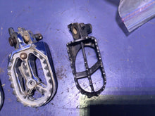Load image into Gallery viewer, ✅ 2005 kx250 Pegs Foot Mounts KAWASAKI KX250 125  05-07
