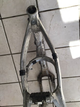 Load image into Gallery viewer, 2005 Honda Crf450r Frame Chassis crf450 crf 450 r