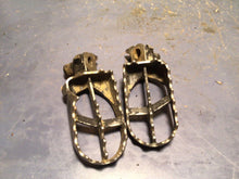 Load image into Gallery viewer, YAMAHA YZ125 YZ85 YZ125 YZ400F YZ426F FOOT PEGS OEM 2002 yz426