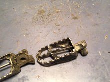 Load image into Gallery viewer, YAMAHA YZ125 YZ85 YZ125 YZ400F YZ426F FOOT PEGS OEM 2002 yz426