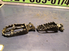 Load image into Gallery viewer, YAMAHA YZ125 YZ85 YZ125 YZ400F YZ426F FOOT PEGS OEM 2002 yz426