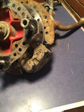 Load image into Gallery viewer, 1991 HONDA TRX250X FRONT LOWER UPPER RIGHT CONTROL A ARMS KNUCKLE HUB Caliper