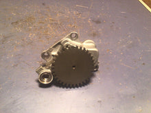 Load image into Gallery viewer, 1987 - 1992 HONDA TRX250X OEM OIL PUMP 250x