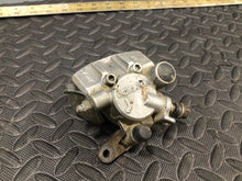 Load image into Gallery viewer, GENUINE OEM 2001 HONDA SPORTRAX 400 TRX400EX FRONT BRAKE CALIPER SET BINDER PADS