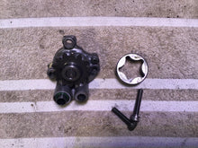 Load image into Gallery viewer, 2002 Yamaha WR250F Oil pump

