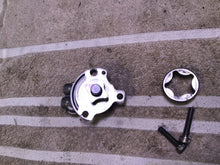 Load image into Gallery viewer, 2002 Yamaha WR250F Oil pump
