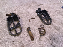 Load image into Gallery viewer, 2002 Yamaha WR250F Foot pegs
