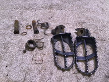 Load image into Gallery viewer, 2001 Yamaha YZ250F foot pegs
