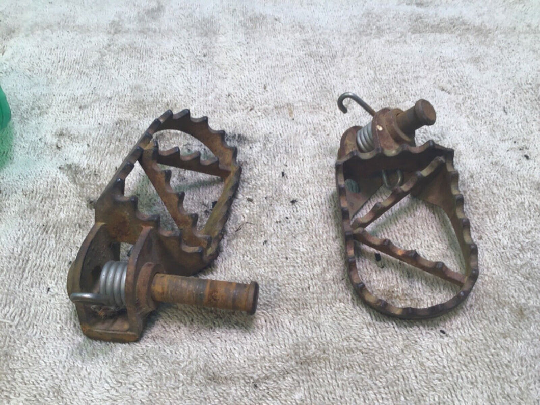 2000 KTM 250 EXC foot pegs