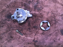 Load image into Gallery viewer, 1998 Yamaha YZ400F Oil pump
