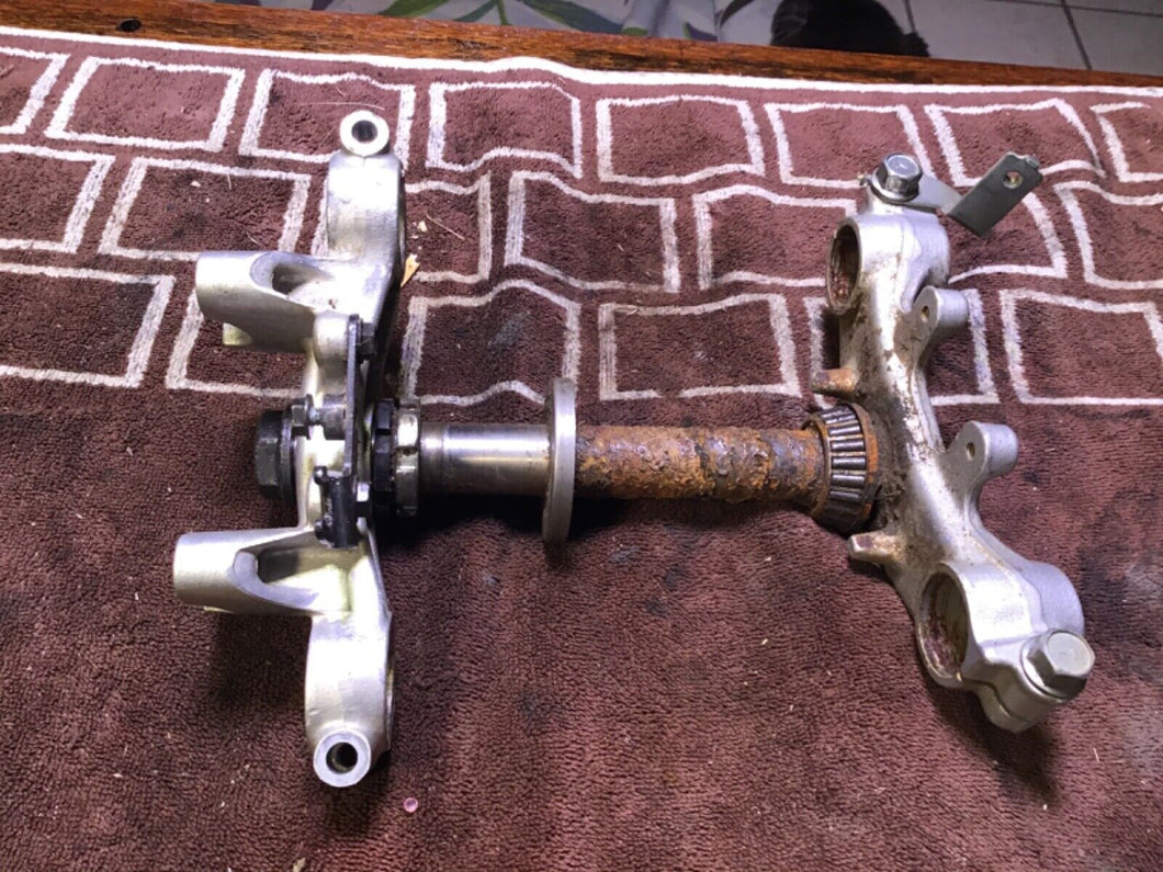 2007 Yamaha TTR125 Triple tree steering stem choke cable mount
