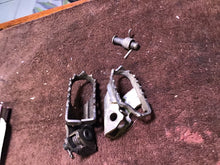 Load image into Gallery viewer, 2007 Yamaha TTR125 mismatching footpegs foot pegs
