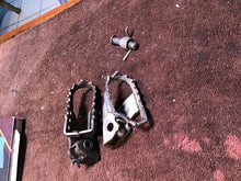 Load image into Gallery viewer, 2007 Yamaha TTR125 mismatching footpegs foot pegs
