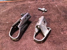 Load image into Gallery viewer, 2007 Yamaha TTR125 mismatching footpegs foot pegs
