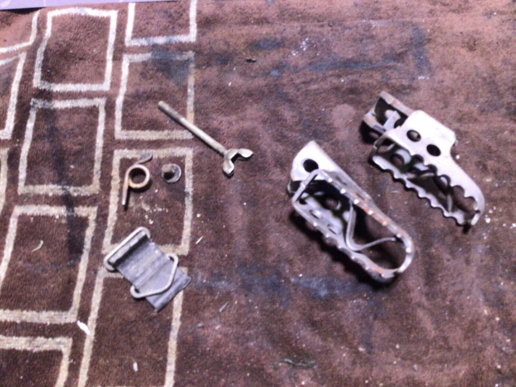 1989 - 1991 Yamaha Yz 125 Foot pegs gas tank straps