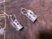 Load image into Gallery viewer, 1989 - 1991 Yamaha Yz 125 Foot pegs gas tank straps
