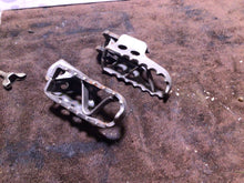 Load image into Gallery viewer, 1989 - 1991 Yamaha Yz 125 Foot pegs gas tank straps
