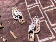 Load image into Gallery viewer, 1999 SUZUKI 86-01 RM80 RM85 FOOTPEGS FOOT PEGS STANDS RESTS 43550-02B01-019
