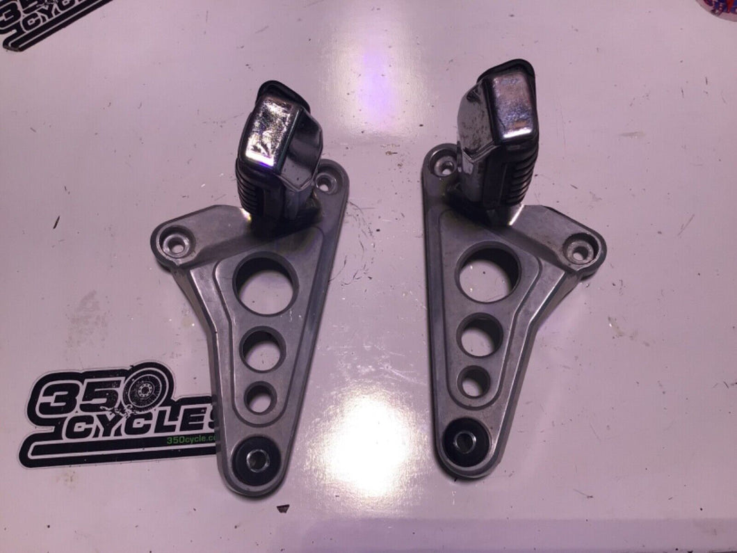 ORIGINAL OEM 198 HONDA MAGNA V45 Set  REAR PASSENGER FOOT PEGS & MOUNTS