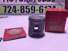 Load image into Gallery viewer, 1986 honda atc 250r NOS Honda Piston and Rings 13101-hb9-305
