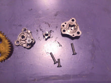 Load image into Gallery viewer, 2000 YAMAHA WARRIOR RAPTOR 350 1988-2013 OIL PUMP GEAR ASSEMBLY 1UY-13300-00-00
