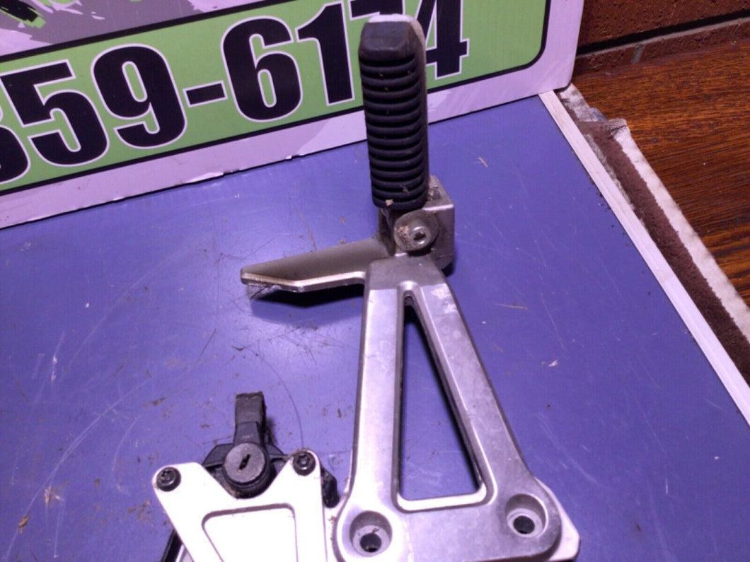 1992 SUZUKI BANDIT 400 GSF400 REAR BACK PASSENGER PEG foot peg helmet lock seat