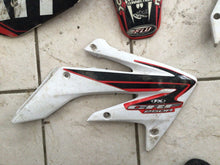 Load image into Gallery viewer, 2004 - 2007 HONDA CRF250R CRF250 R GENUINE COMP PLASTIC KIT Fender Tank Shrouds
