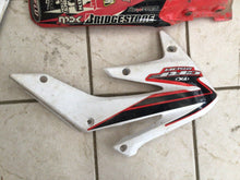 Load image into Gallery viewer, 2004 - 2007 HONDA CRF250R CRF250 R GENUINE COMP PLASTIC KIT Fender Tank Shrouds
