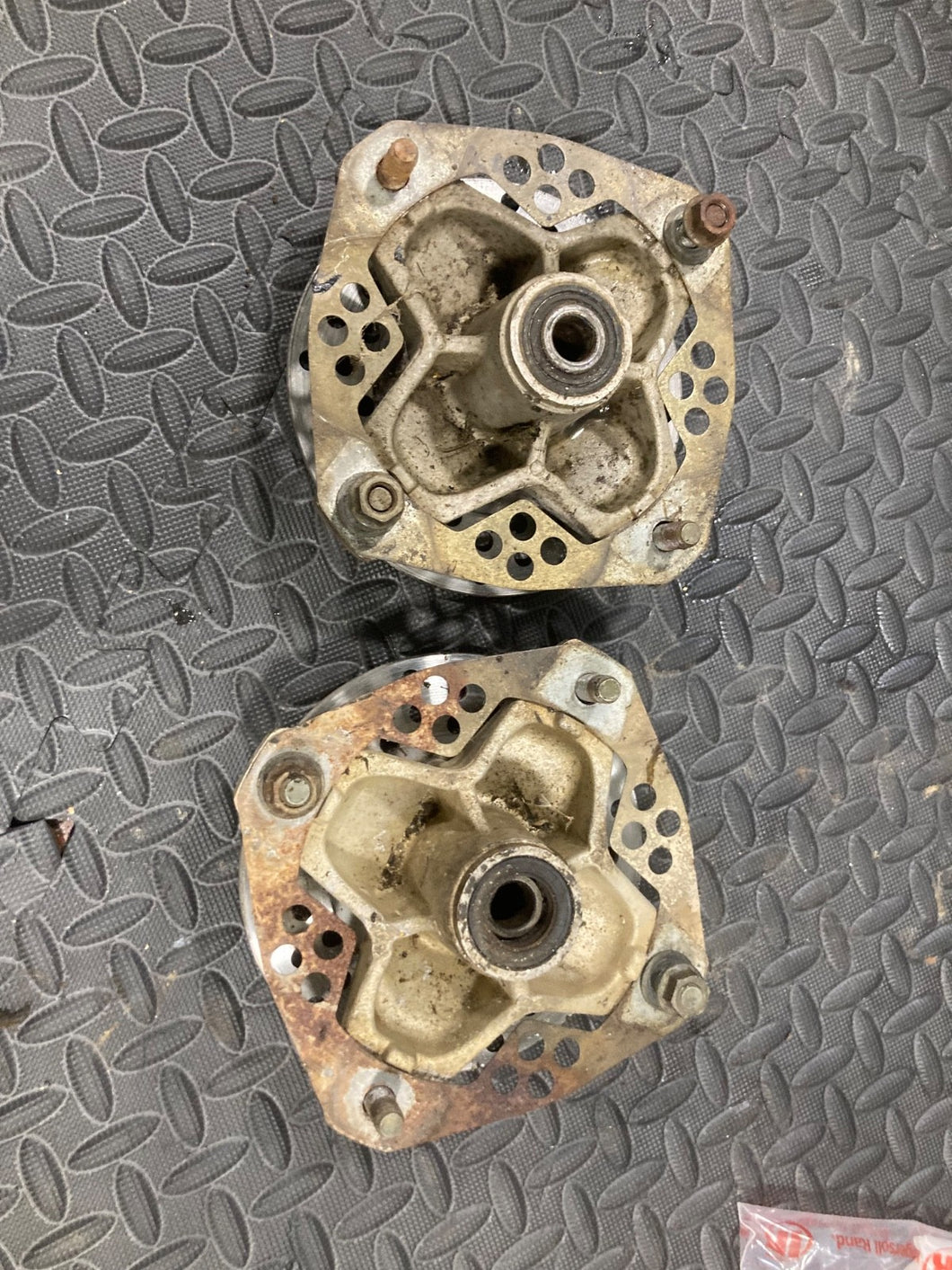 1999 Yamaha Warrior YFM350 OEM Front Spindle Knuckles Hubs & Rotors Left & Right