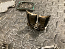 Load image into Gallery viewer, 2003 SUZUKI RM85 RM85L OEM K3 ENGINE POWER VALVE GOVERNOR ASSEMBLY 11250-03B00
