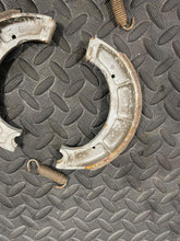 Load image into Gallery viewer, for Yamaha XT500 1976-1979 1980-1989 Rear Brake Shoes
