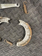 Load image into Gallery viewer, for Yamaha XT500 1976-1979 1980-1989 Rear Brake Shoes
