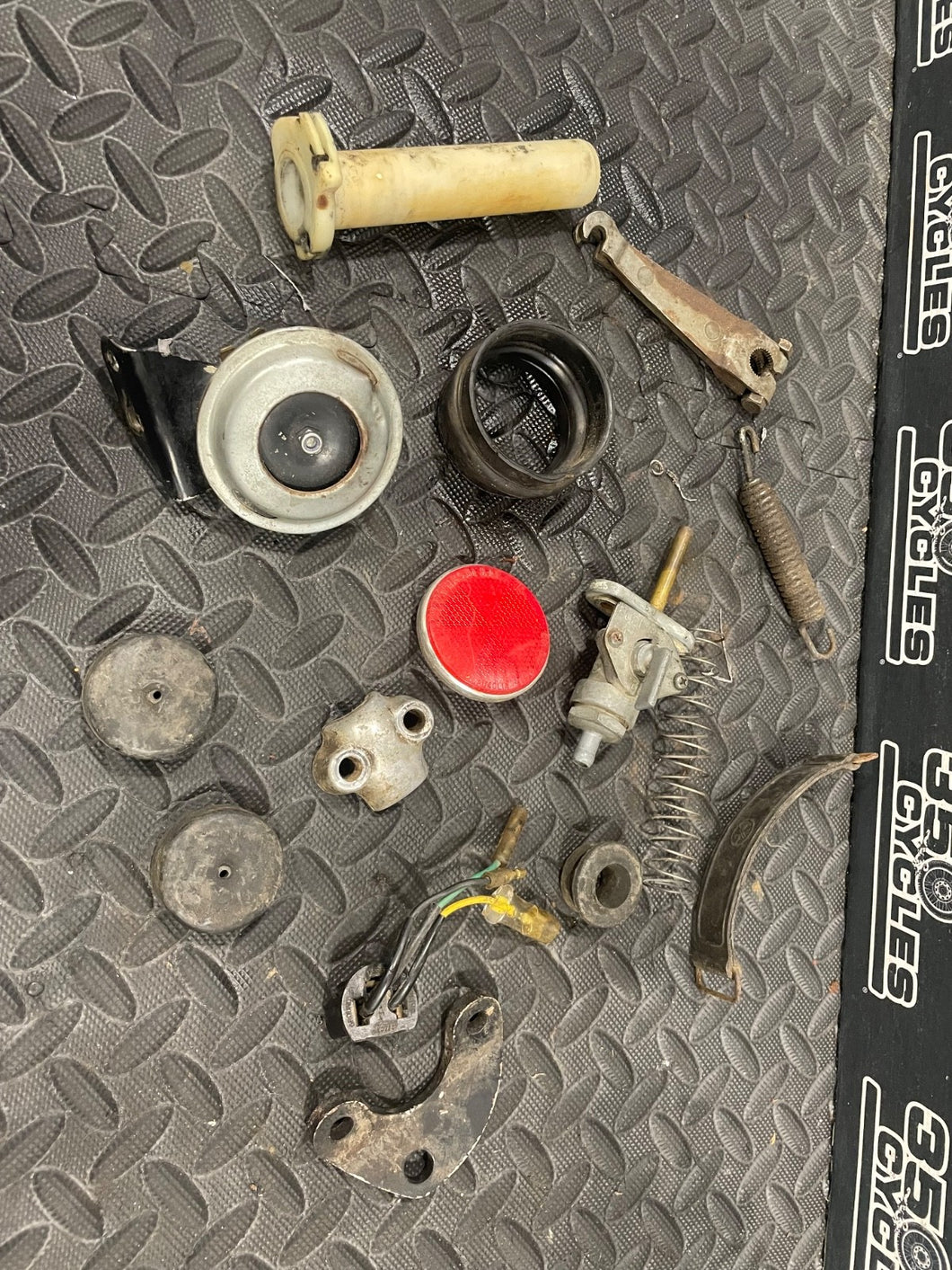 for Yamaha XT500 1976-1979 1980-1989 misc parts reflector twist throttle petcock